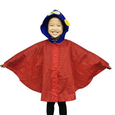 赤い並べられた子供のレインコート、祝祭のための0.11mmの防水ポンチョ