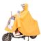 二重自転車防水黄色い雨ポンチョに乗るオートバイ